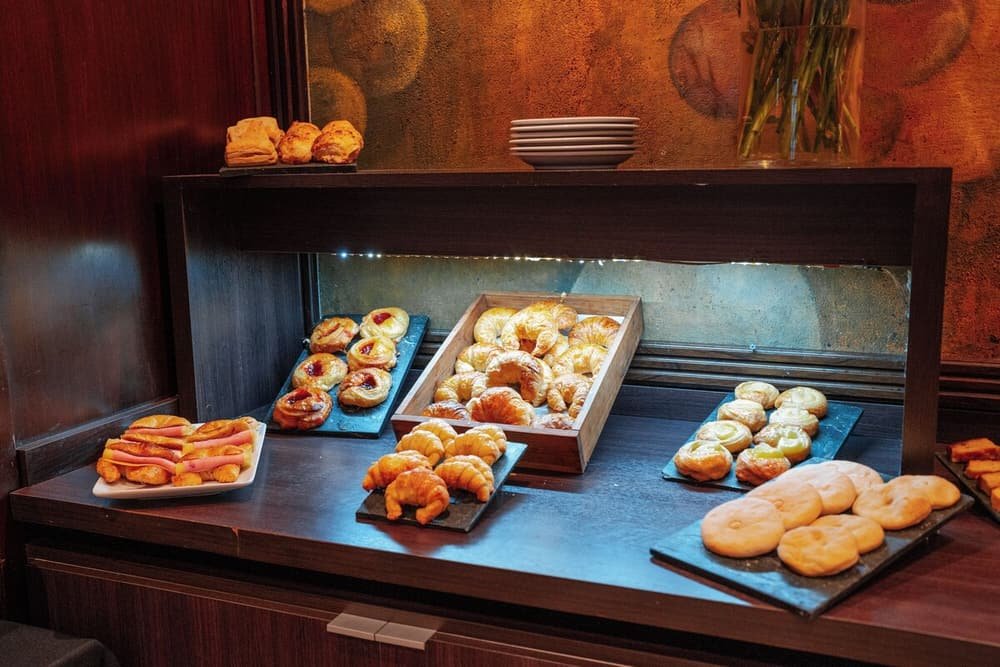 Vitrine de padaria com doces e pães variados
