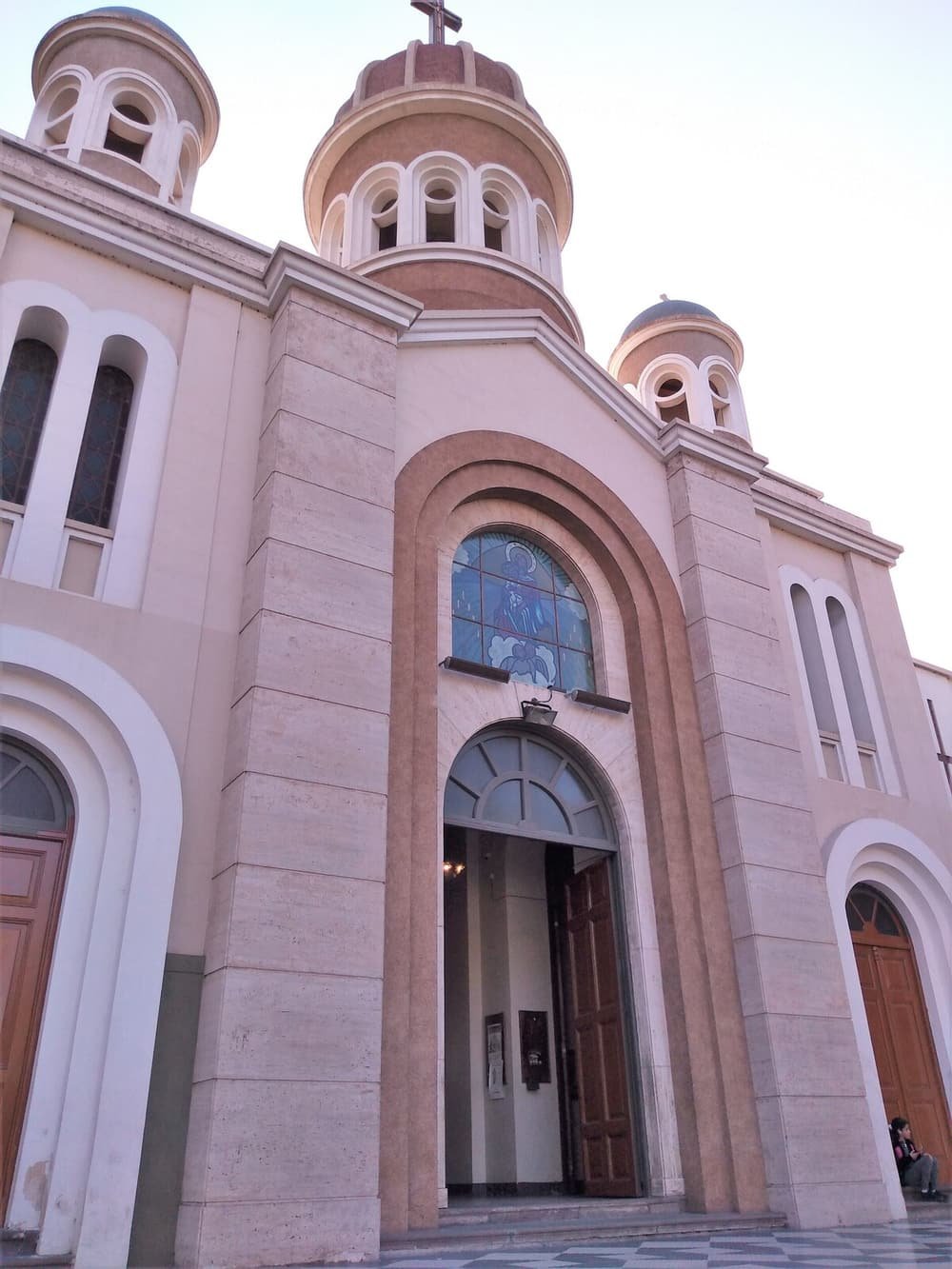 Iglesia con gran portal en arco, varias ventanas y campanario