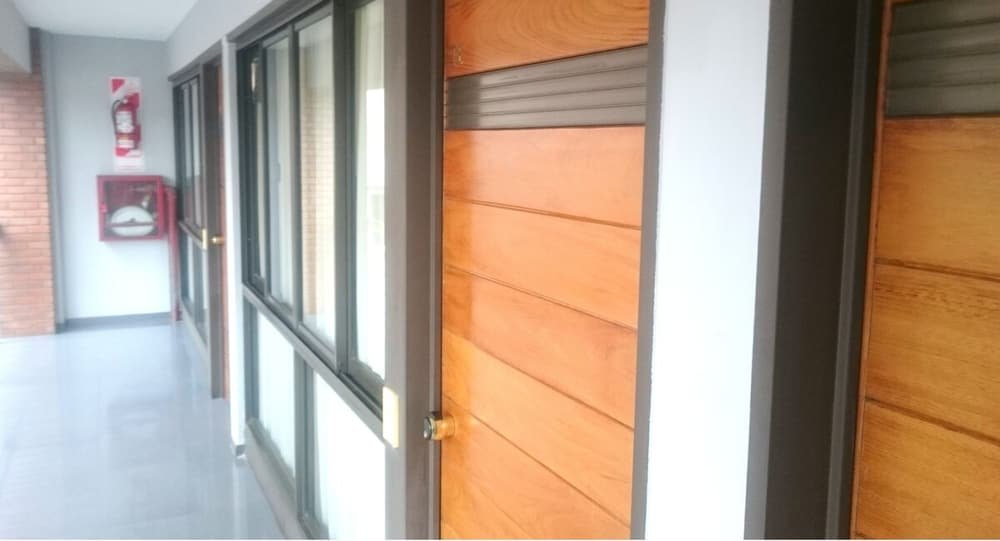 Pasillo con paneles de madera y un matafuegos en la pared