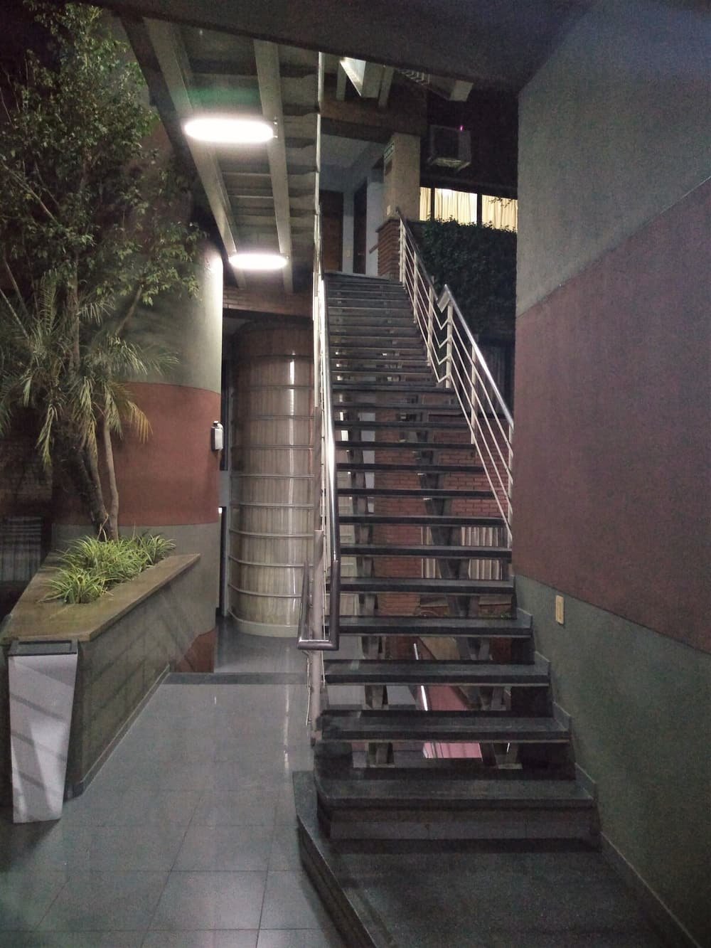 Escalera con barandas de metal que llega a un descanso