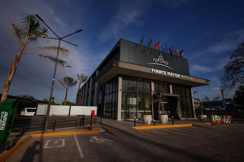 Fachada moderna do hotel com a placa Fuente Mayor Hoteles