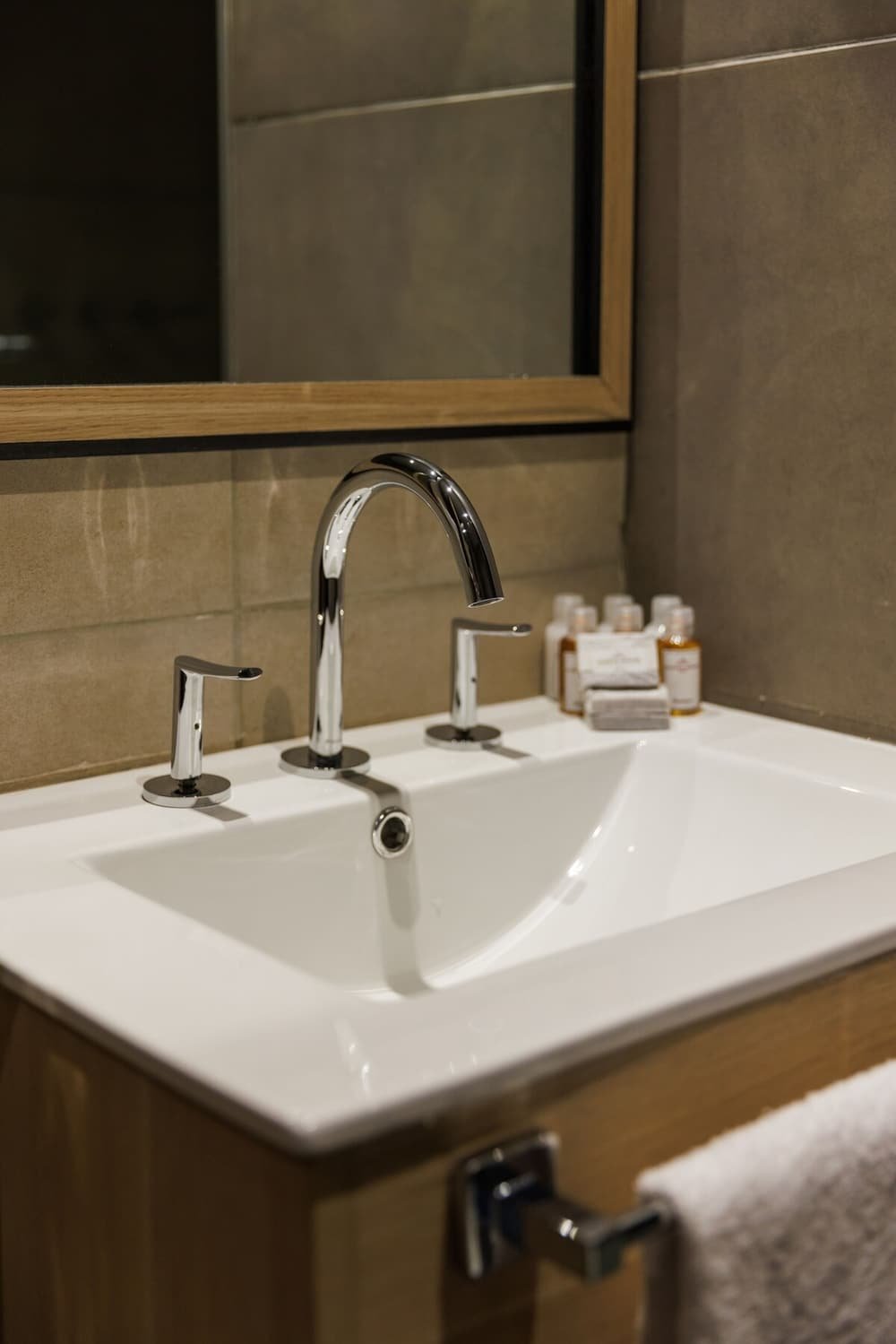 Pia do banheiro com espelho em um quarto do hotel