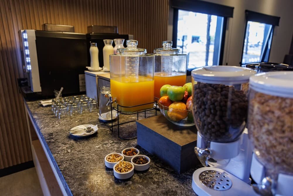 Buffet de café da manhã com frutas, castanhas e sucos