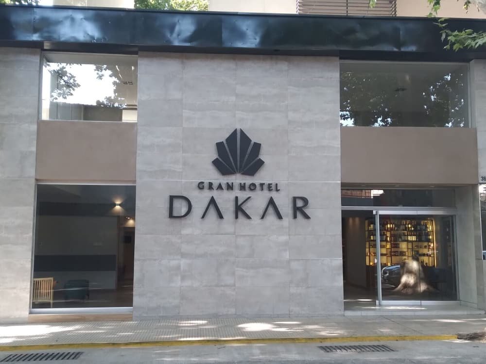 Piscina coberta com paredes e piso revestidos de cerâmica
