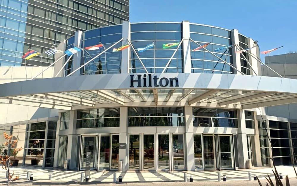 Fachada de vidrio del hotel Hilton con entrada curva