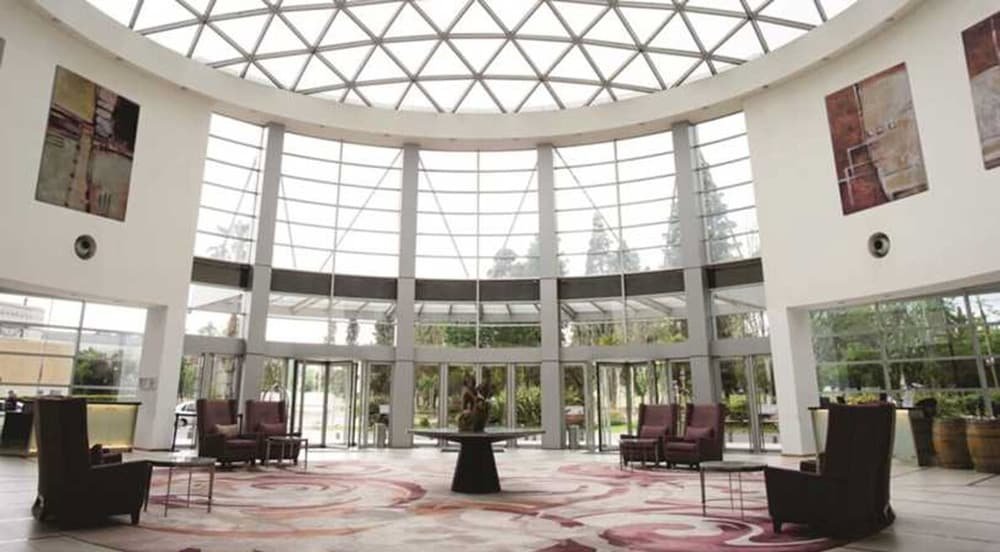 Entrada interior del hotel con amplio hall y columnas
