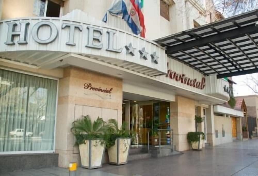 Entrada del hotel con cartel que indica hotel y pensional