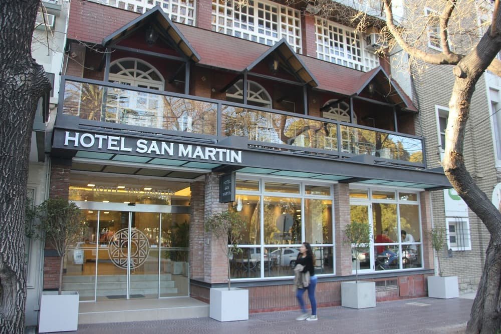 Porche de entrada del Hotel San Martín, en el centro de Mendoza