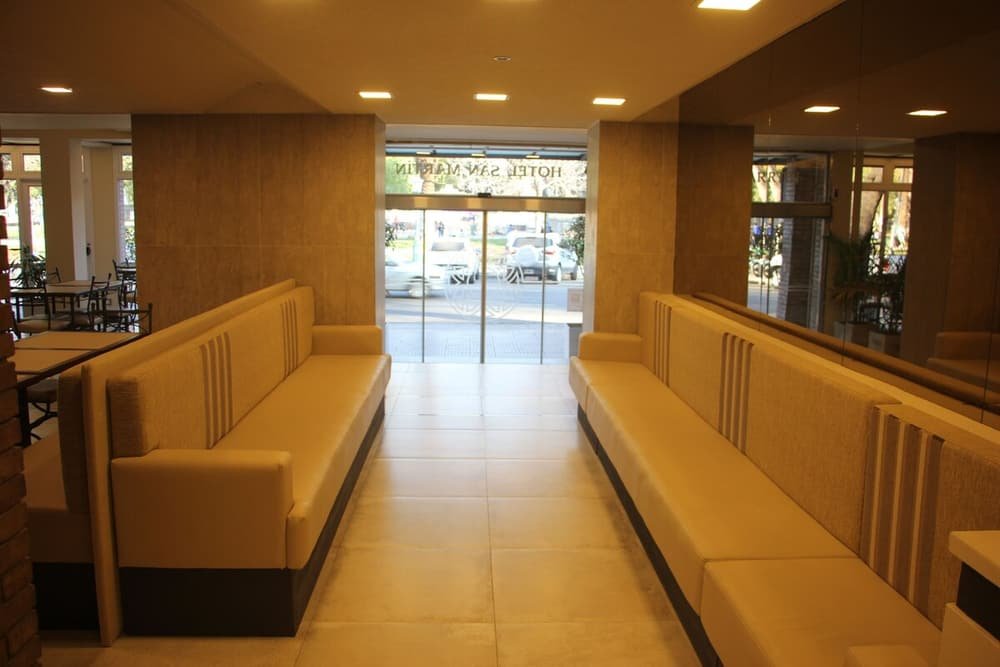 Entrada interior del Hotel San Martín en el centro de Mendoza