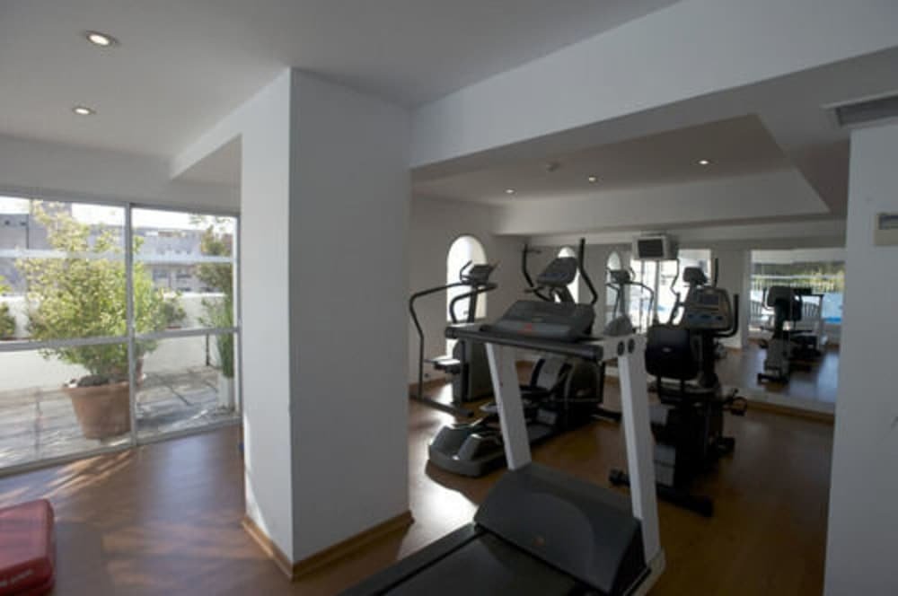 Academia com aparelhos de cardio, esteira e bicicleta ergométrica