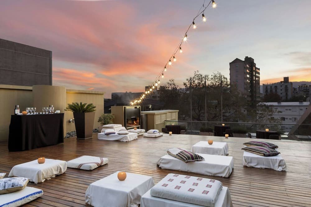 Lounge na cobertura com assentos ao ar livre, bar e lareira