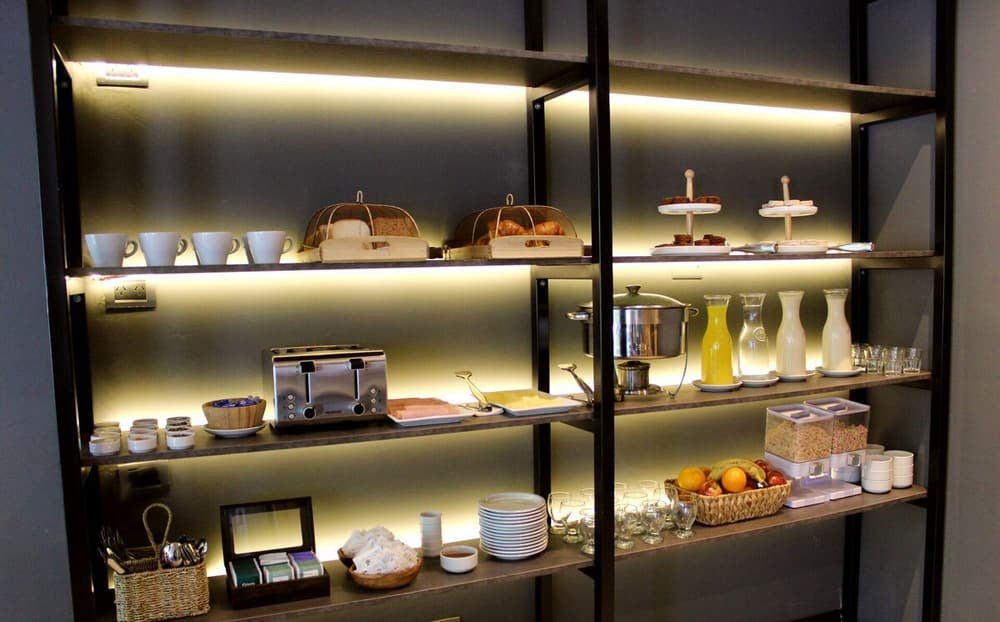 Buffet de desayuno con variedad de alimentos y utensilios