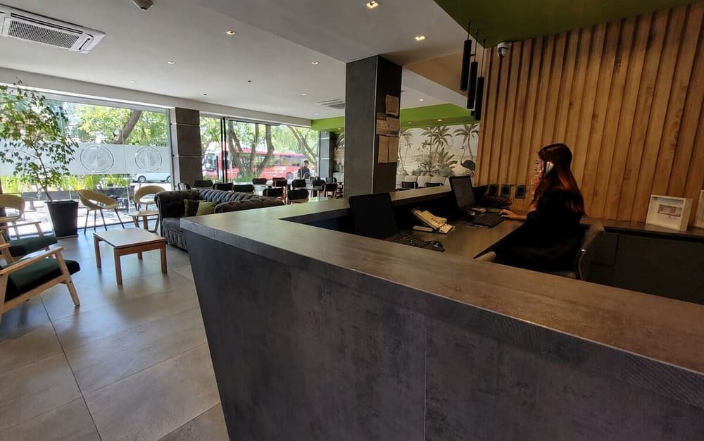 Recepción con mostrador, asientos y vista hacia el exterior