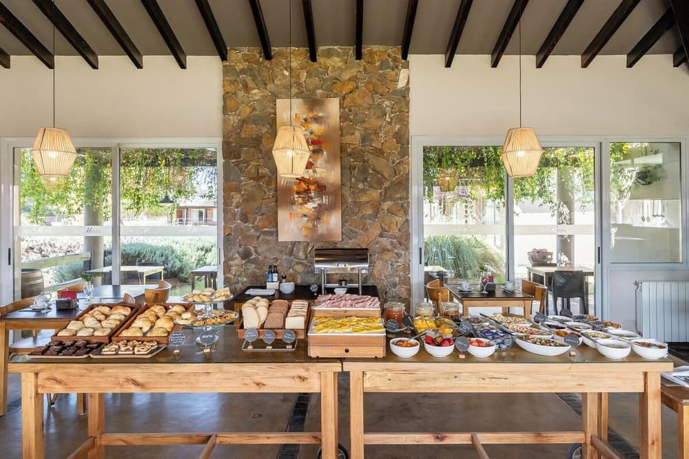 Buffet de café da manhã com variedade de doces, pães e frutas