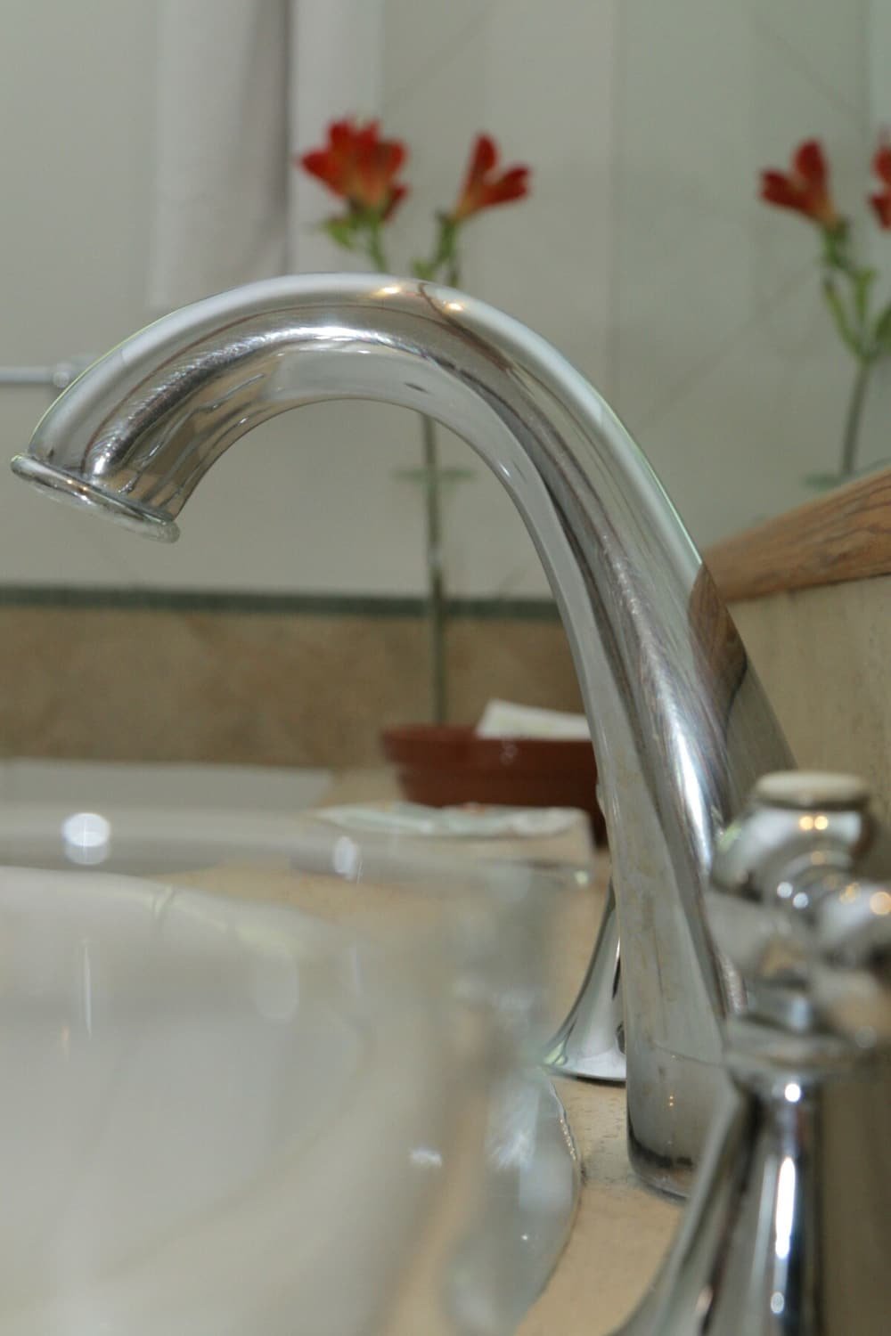 Lavabo de baño con grifería moderna en la habitación